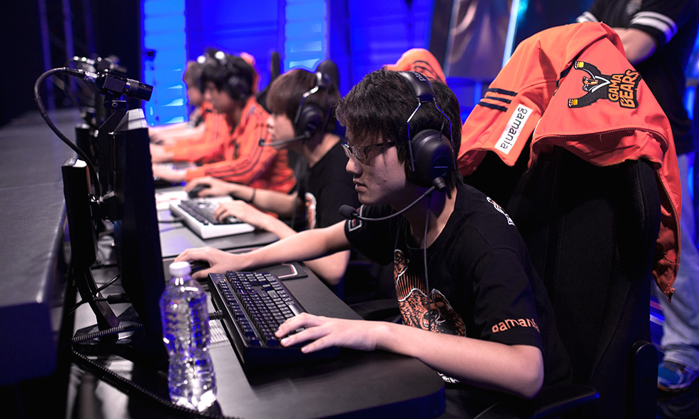 Uzi复出引爆电竞圈热议！Mlxg爆料训练近况，王者荣耀主播当场破防怒揭争议事件